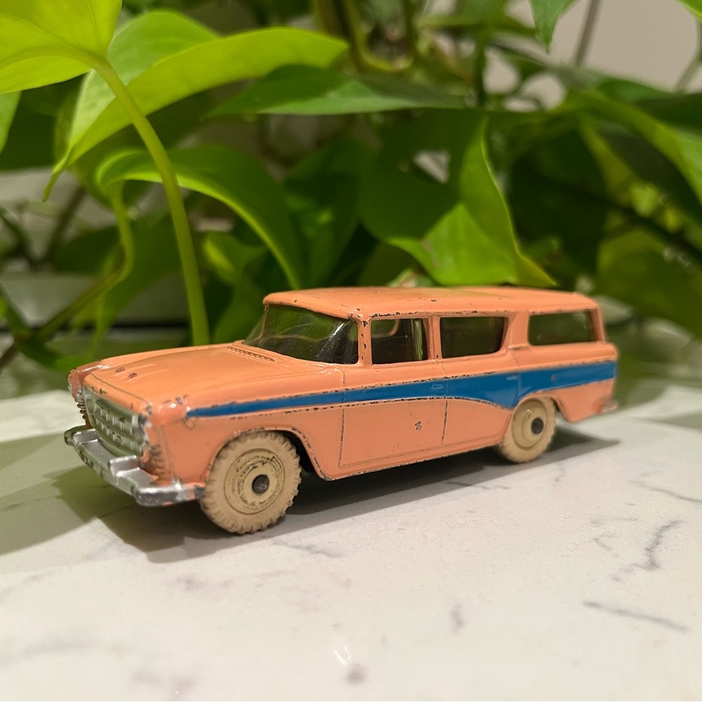 Dinky Toys 173 NASH RAMBLER. Pink with blue flash.